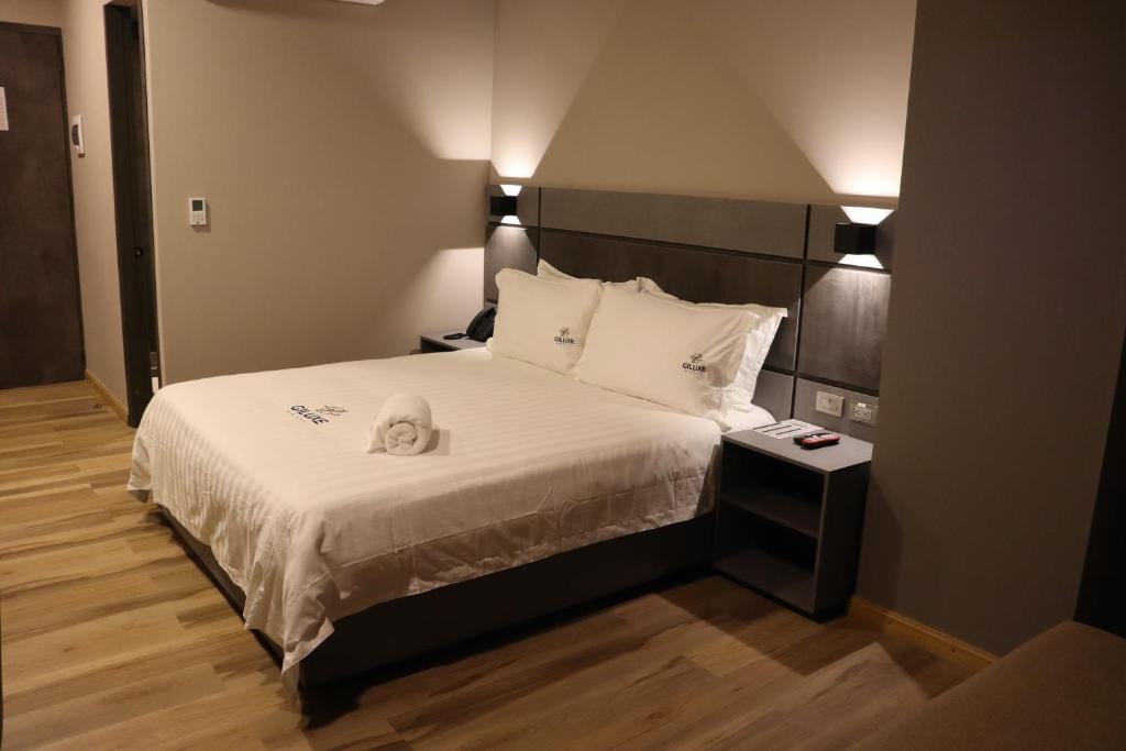 Postel nebo postele na pokoji v ubytování Giluxe Hotel