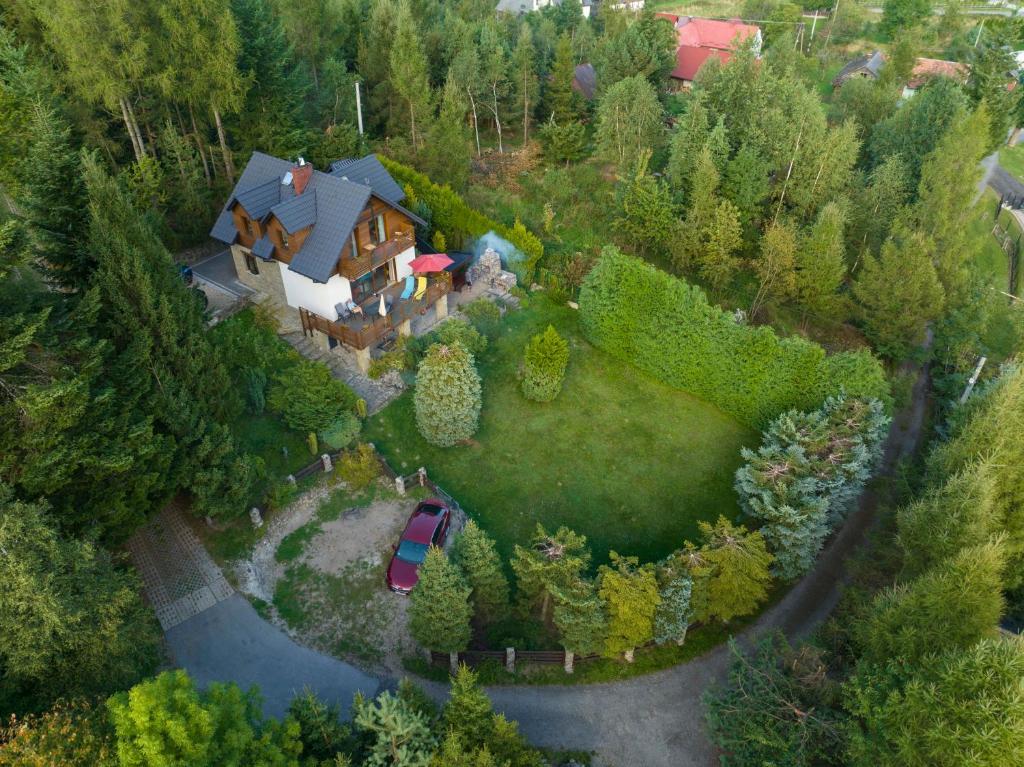 een luchtzicht op een huis met een rivier bij Chatka Beatki in Stryszawa