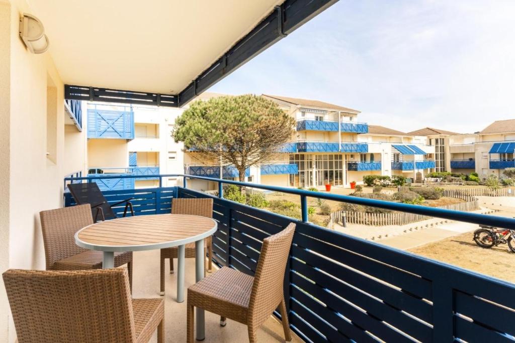 un balcon avec une table et des chaises et une vue dans l'établissement Résidence Bleu Marine - maeva Home - Appartement 2 pièces 4 personnes - Confort MAE-5880, à Lacanau