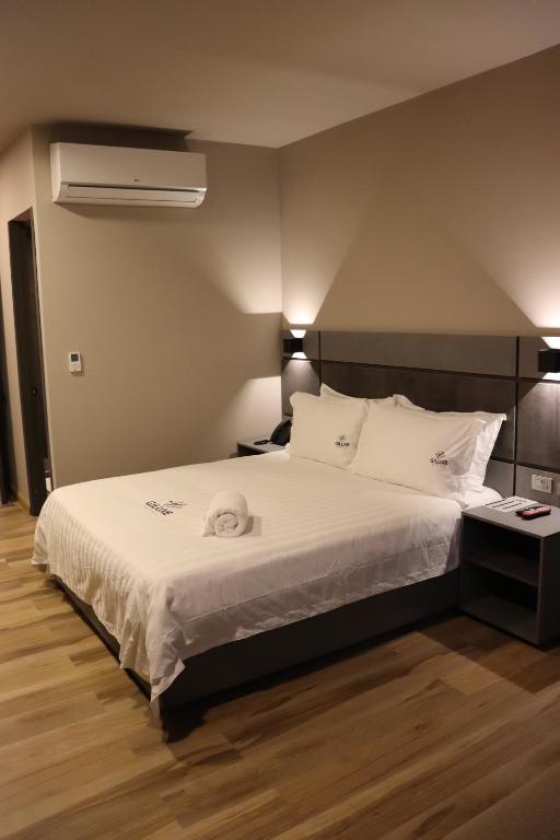 Postel nebo postele na pokoji v ubytování Giluxe Hotel