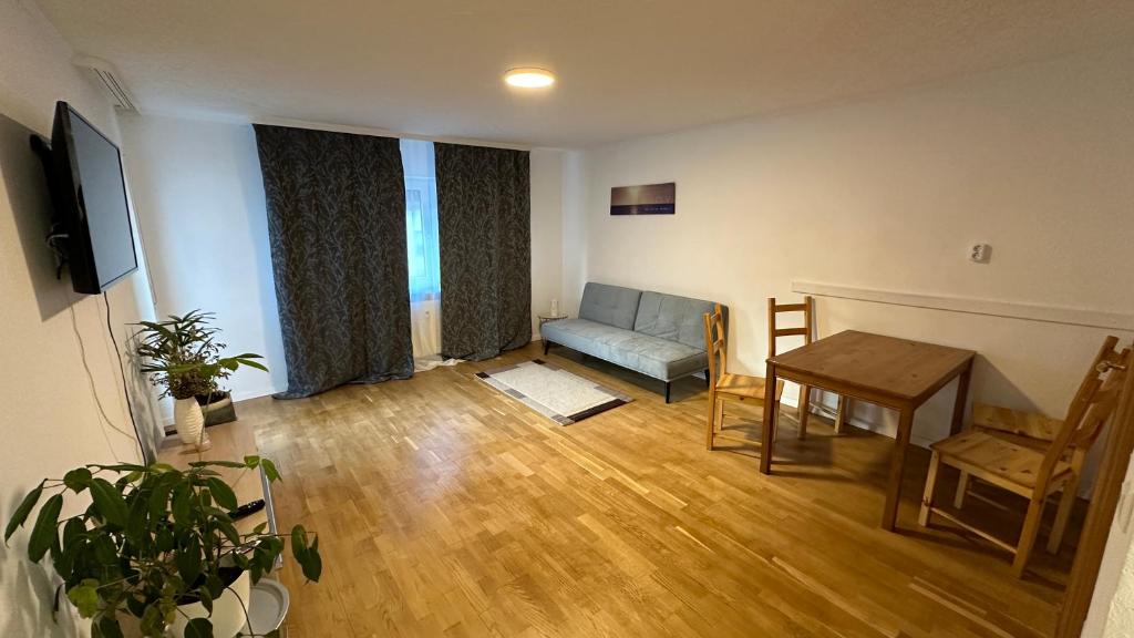 uma sala de estar com um sofá e uma mesa em Apartment Arianna Sachsenheim em Sachsenheim