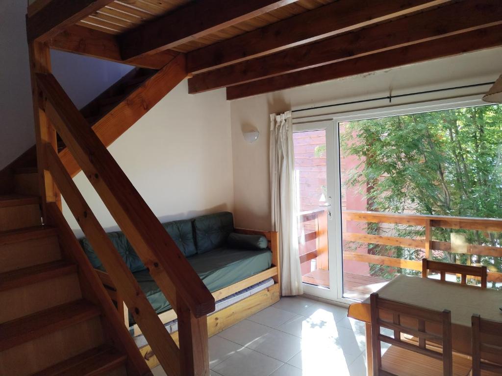Cette chambre dispose d'un canapé et d'une grande fenêtre. dans l'établissement Pirque 1 Mínimo 4 noches, à San Carlos de Bariloche