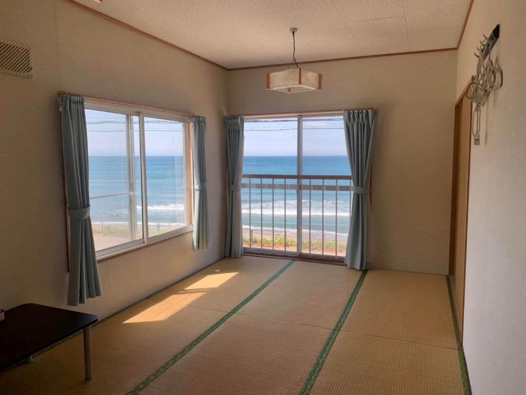 een kamer met een groot raam met uitzicht op de oceaan bij MEGA Shakotan base - Vacation STAY 47994v 