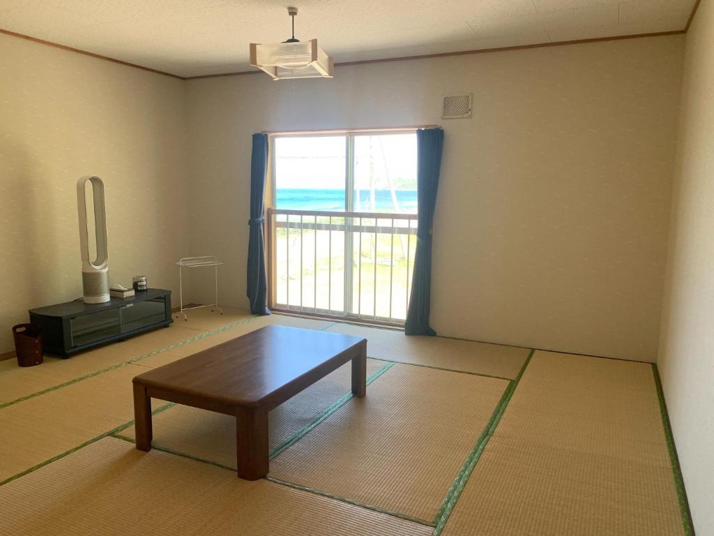 sala de estar con mesa de centro y ventana en MEGA Shakotan base - Vacation STAY 56583v, en Notsuka