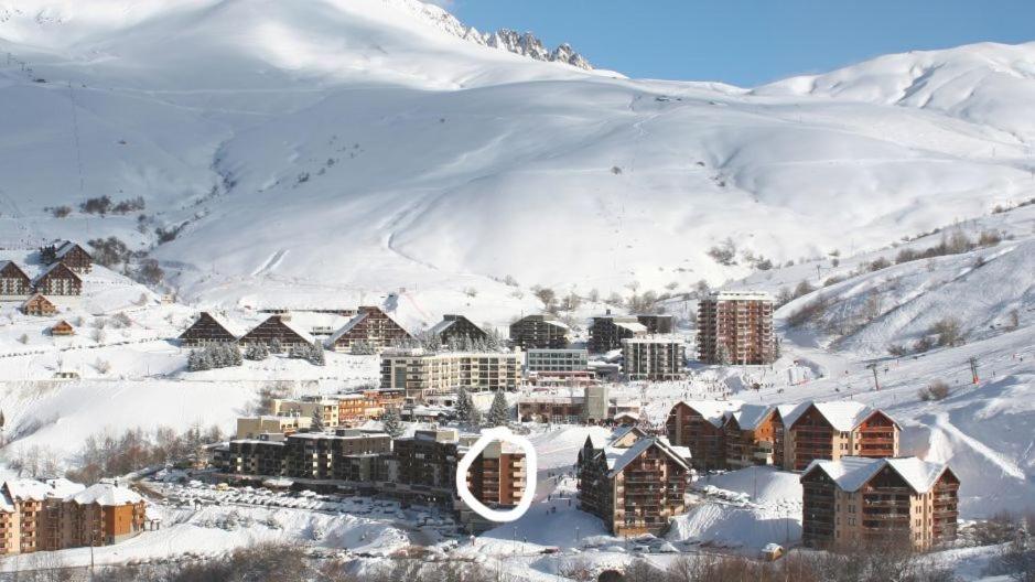 une ville recouverte de neige avec des bâtiments dans l'établissement Appt au ski à Saint-François-Longchamp cœur de station 1650 m, à Saint-François-Longchamp