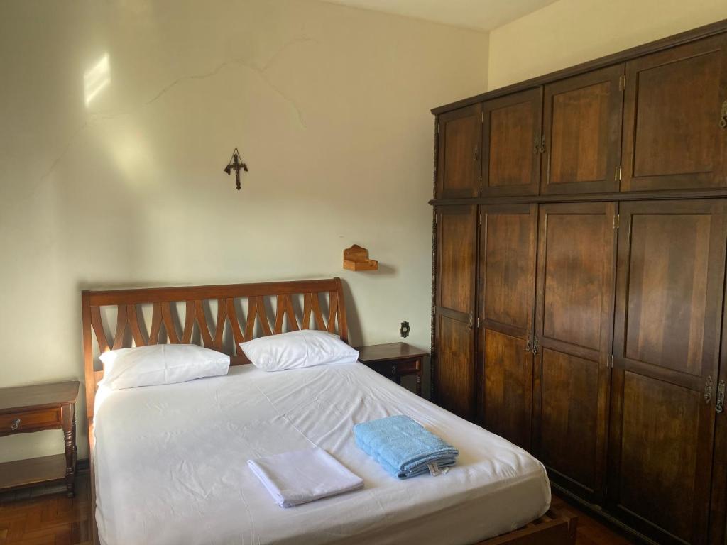 a bedroom with a bed with two towels on it at Sobrado familiar para até 7 pessoas a 5 mim da Basílica in Aparecida