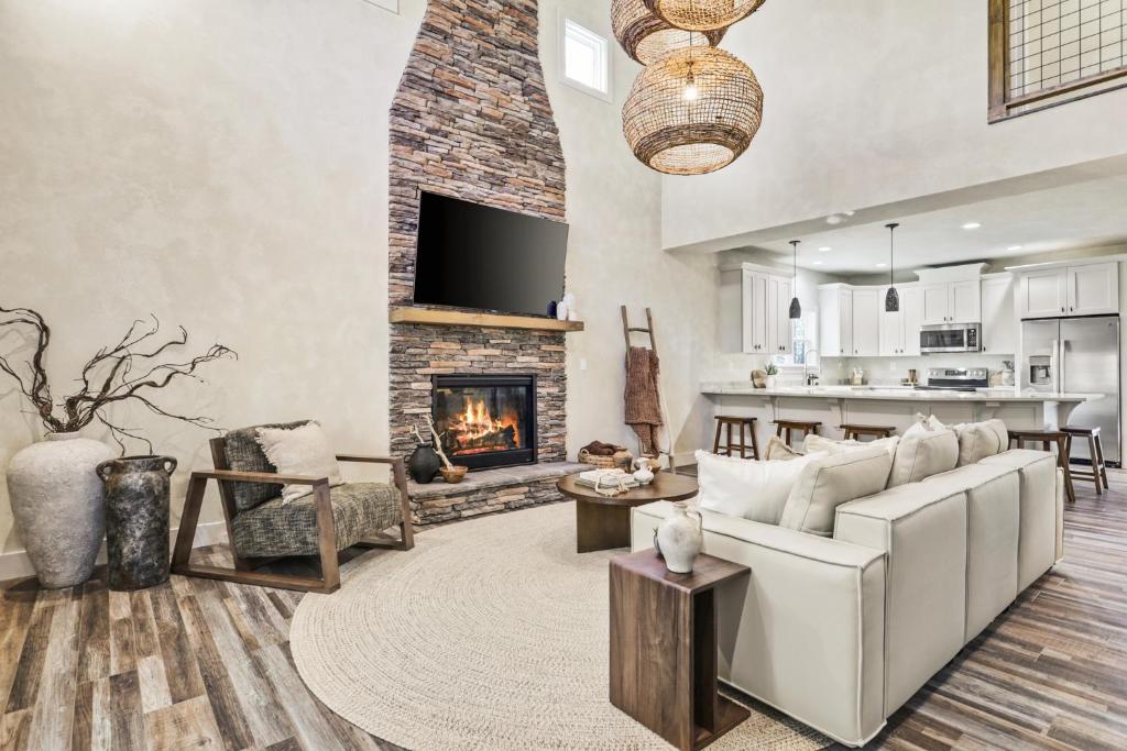 Χώρος καθιστικού στο Mystic Grove Luxury Mountain Hideaway