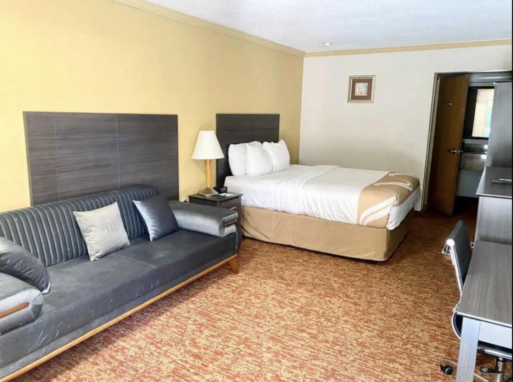 Postel nebo postele na pokoji v ubytování Hibiscus Inn & Suites
