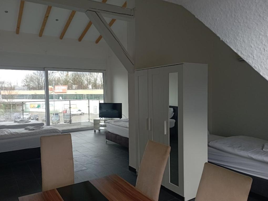 um quarto com 2 camas e uma sala de estar em Ferienwohnungen Fabry 2 2 em Saarbrücken