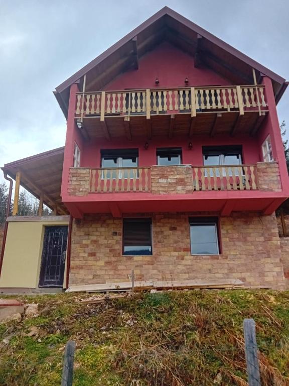 Το κτήριο όπου στεγάζεται  το διαμέρισμα