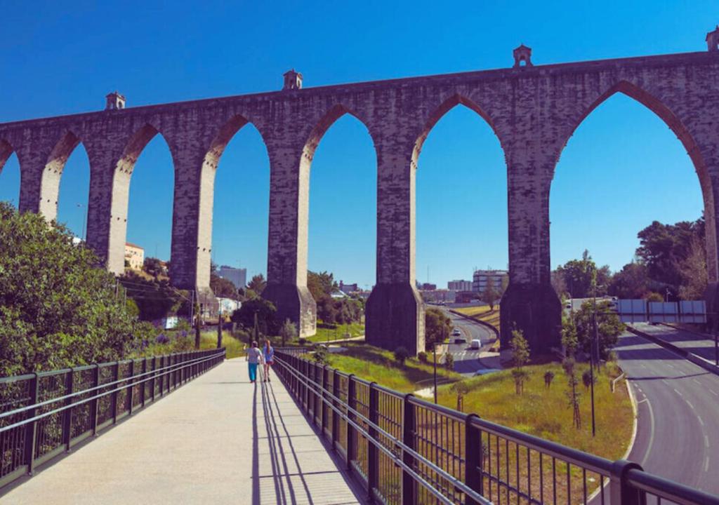 リスボンにあるCasas da Eva - Campolideの道路上のアーチ橋