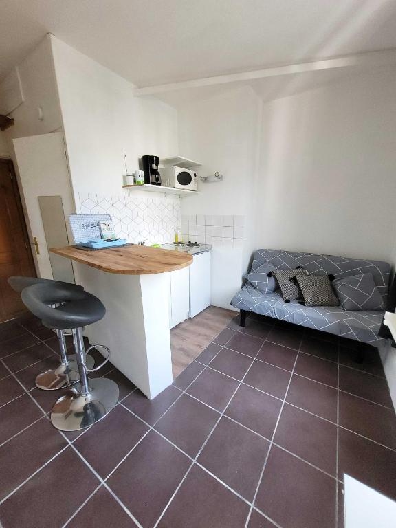 - une cuisine avec un comptoir et un bar dans une pièce dans l'établissement Studio 2 - Rouen Centre Ville, à Rouen