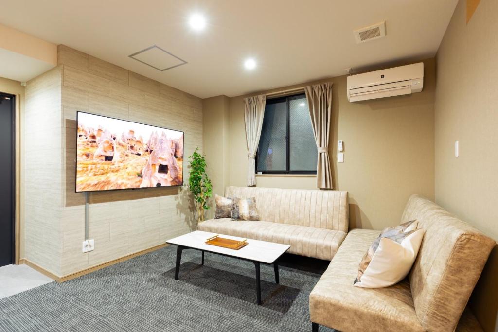 een woonkamer met een bank en een tafel bij GANADAN Planetarium - Vacation STAY 52396v in Kagoshima