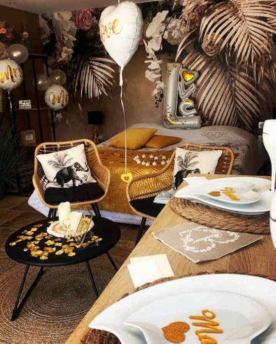 une chambre avec une table, des chaises et un ballon dans l'établissement Eden palm suite & spa, à Berre-lʼÉtang