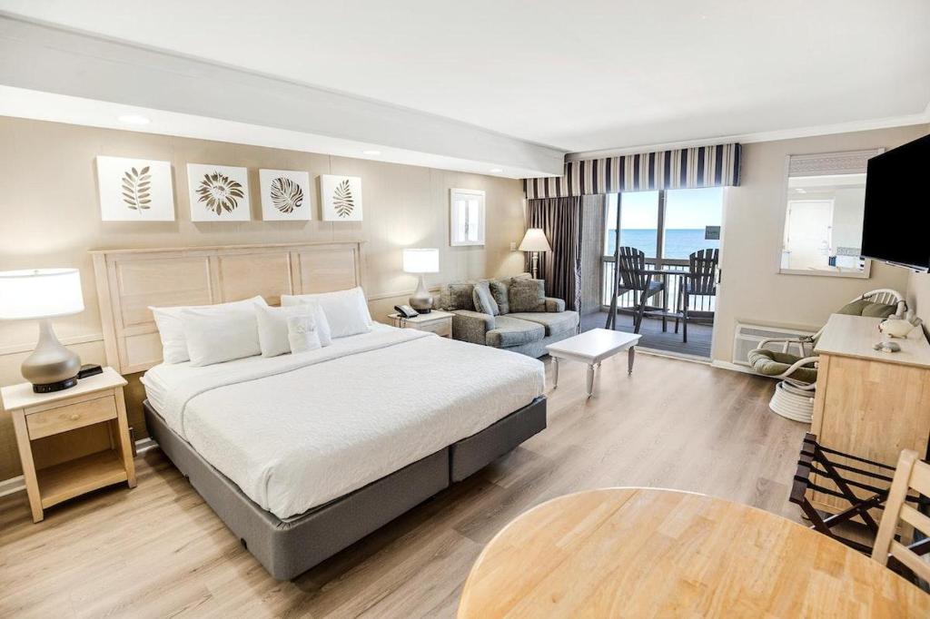 Beyond Charming Oceanfront Studio with King Bed, Pawleys Island