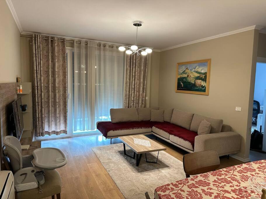 ティラナにあるEden Central Apartment - Modern 2BR in Tirana City Centerのソファとテーブルのあるリビングルーム