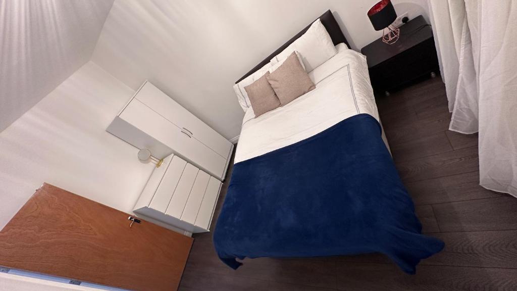 an overhead view of a bed in a room at Kilburn Hideaway Family and Pet-Friendly Apartment in Cosmopolitan Locale in London