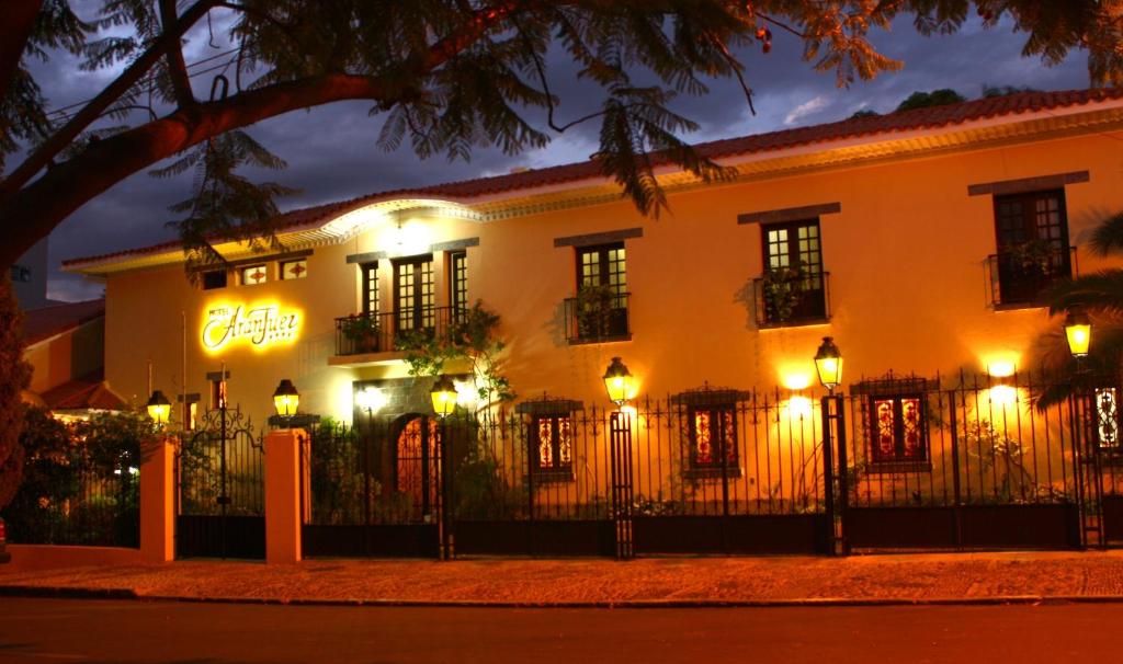 un edificio iluminado por la noche con luces en Hotel Aranjuez Cochabamba, en Cochabamba
