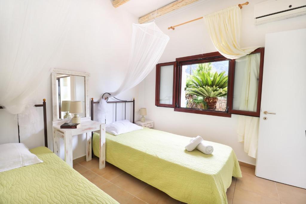 Postel nebo postele na pokoji v ubytování Louiza Apartments