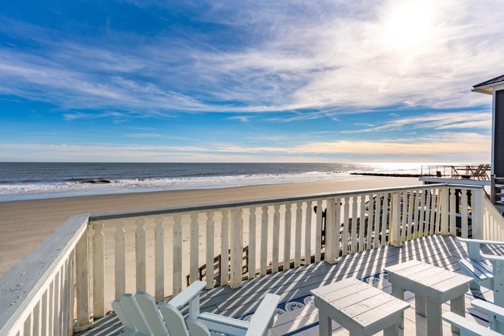 balcón con sillas y vistas a la playa en 3 Little Pirates, en Folly Beach