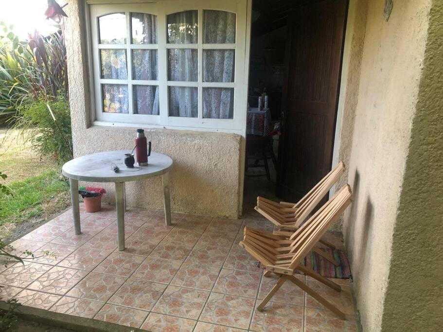 una mesa y dos sillas sentadas junto a una ventana en Casa de playa en Punta Rubia Calle Garzón y Rocha, en Rocha