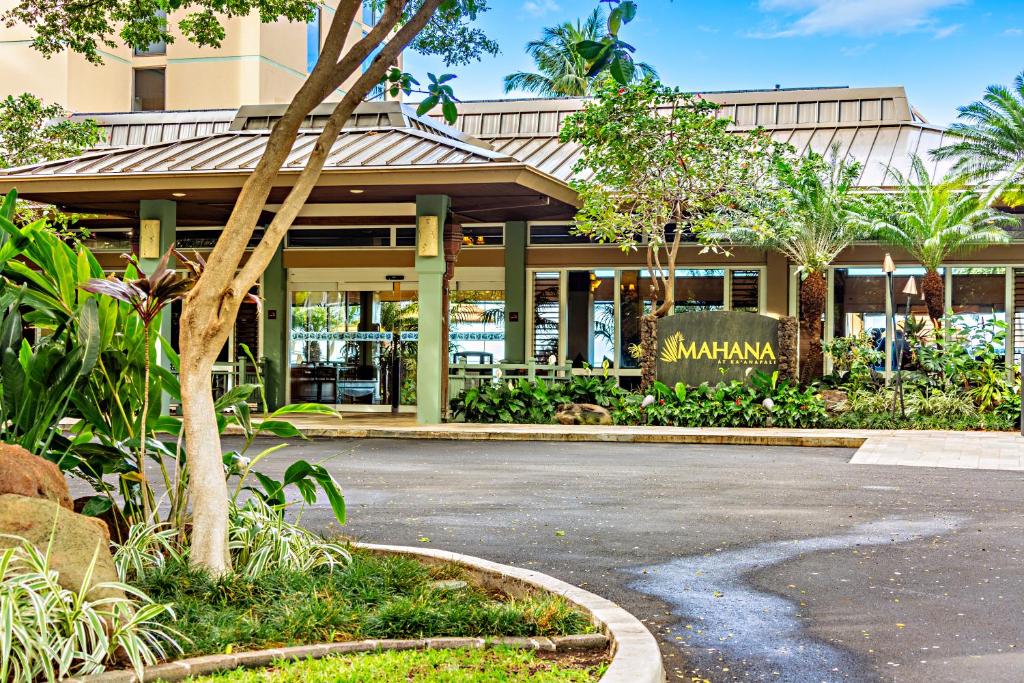 un bâtiment avec un parking devant dans l'établissement Mahana 517, à Kahana