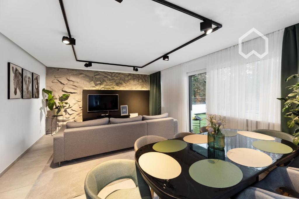 Day Young Life Apartment / DYL_Hosting في نورنبرغ: غرفة معيشة مع طاولة وكراسي وأريكة