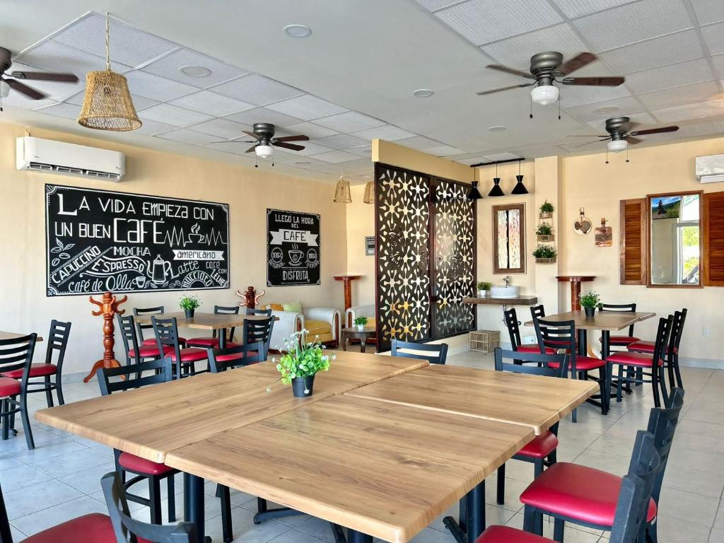 un ristorante con un grande tavolo in legno e sedie di Hotel Yorio Inn a Tuxpan de Rodríguez Cano