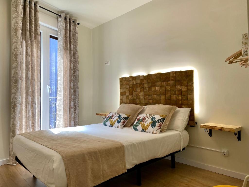 um quarto com uma cama e uma janela grande em Bilbao old town flat EBI02425 em Bilbao