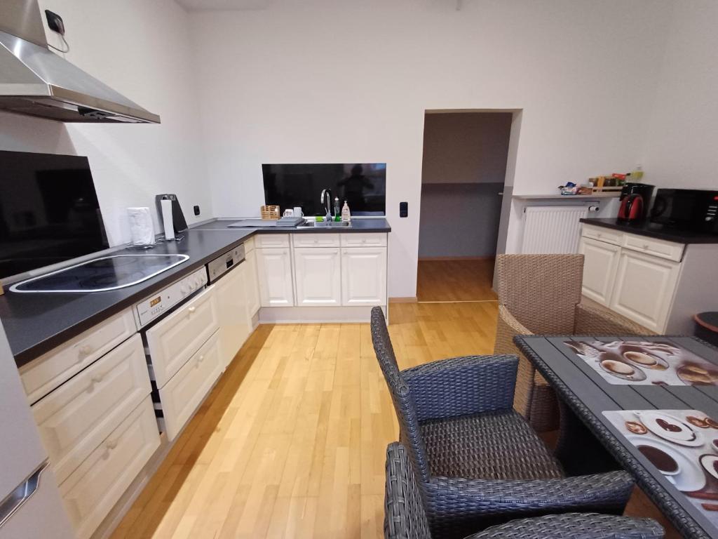 Kuchyň nebo kuchyňský kout v ubytování Doppelzimmer mit Bad- Fernseher