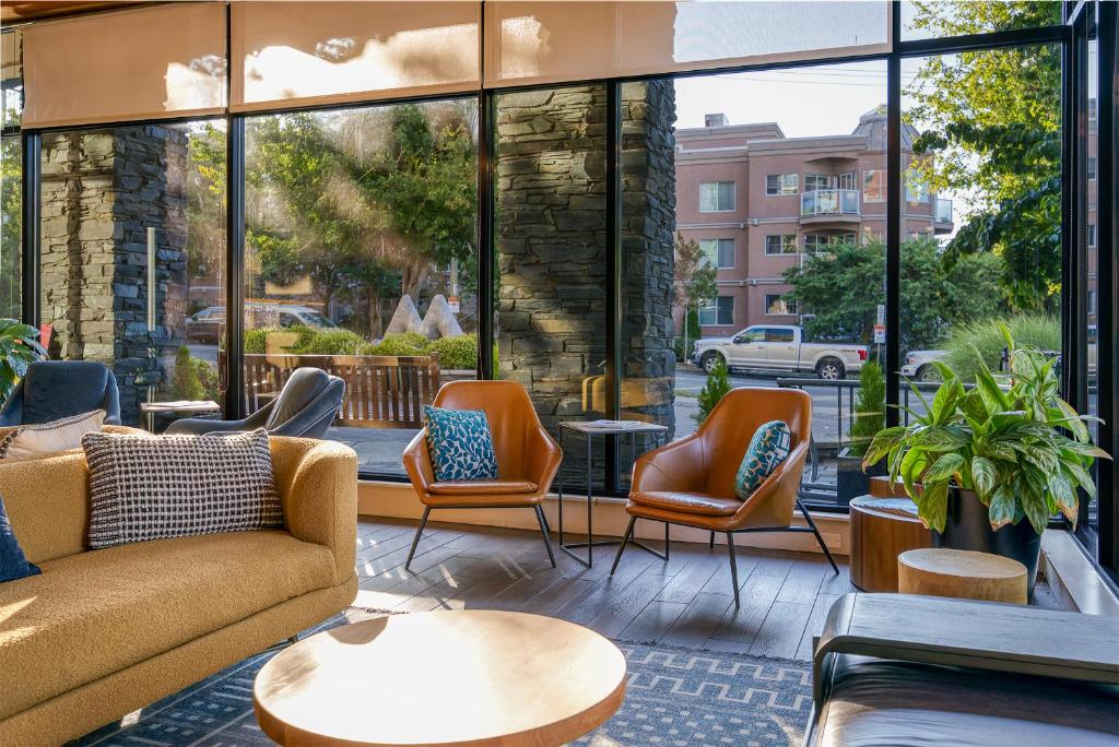 Χώρος καθιστικού στο Oswego Hotel