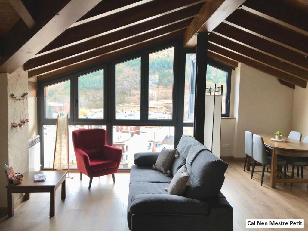 uma sala de estar com um sofá e uma mesa em Cal Nen Mestre em Montellà i MartinetMontellà i Martinet