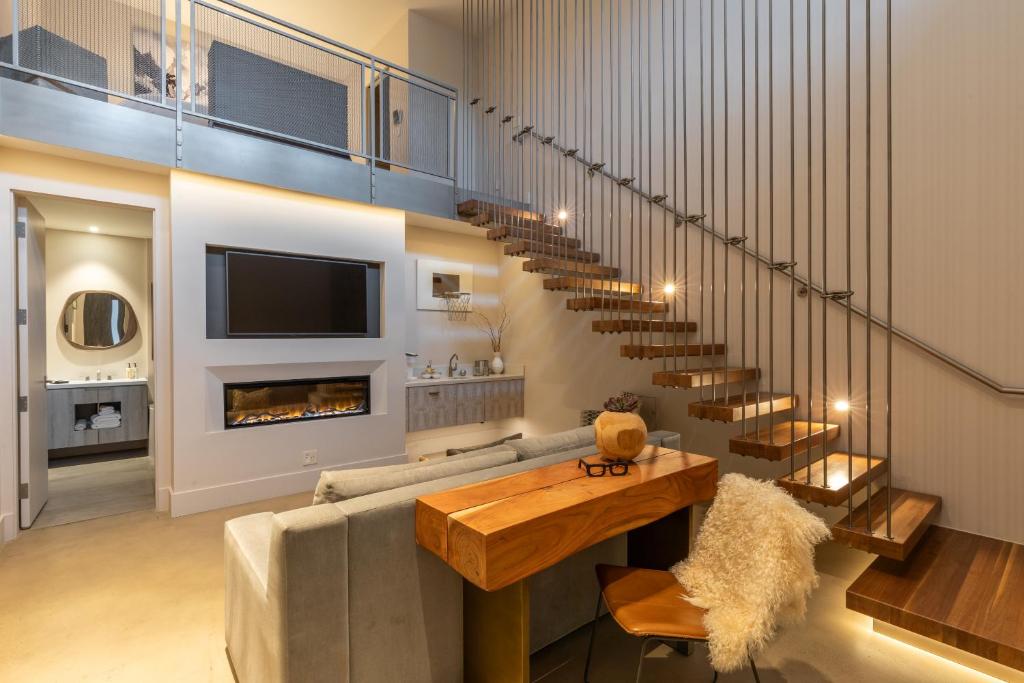 R Inn Napa - Two-Level King Loft Suite