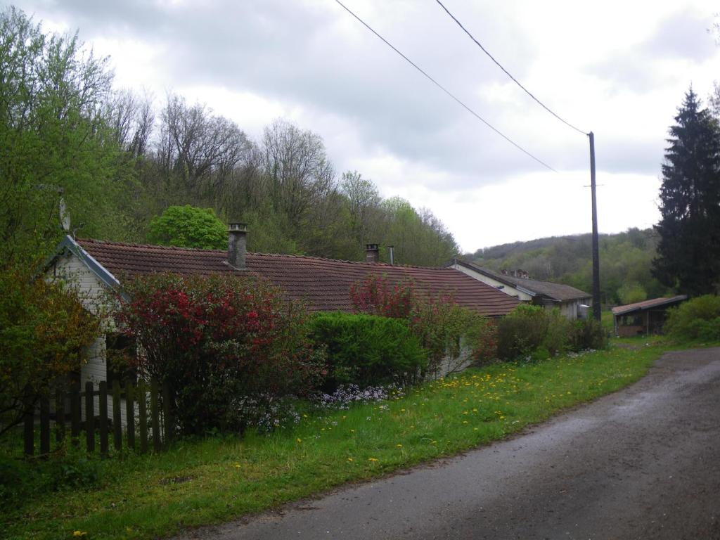 een huis aan de kant van een weg bij Chambre triple du grand sapin 