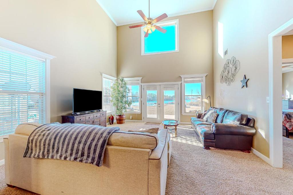 The Fish Hatchery, Unit N1, Lake Hamilton (updated prices 2024)