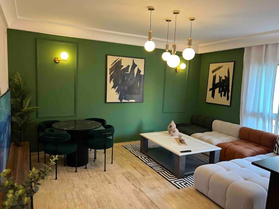 - un salon avec un canapé et une table dans l'établissement Luxurious 1bd room apartment in Agdal Rabat city, à Rabat