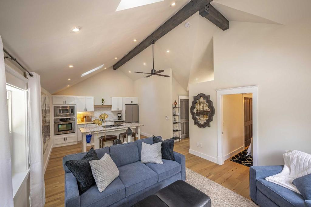 a living room with a blue couch and a kitchen at The 208 Guest House in Coeur d'Alene