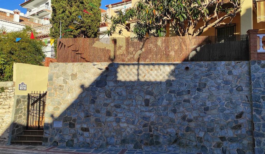 una sombra de un edificio en una pared de piedra en Villa Emilia, en Jete