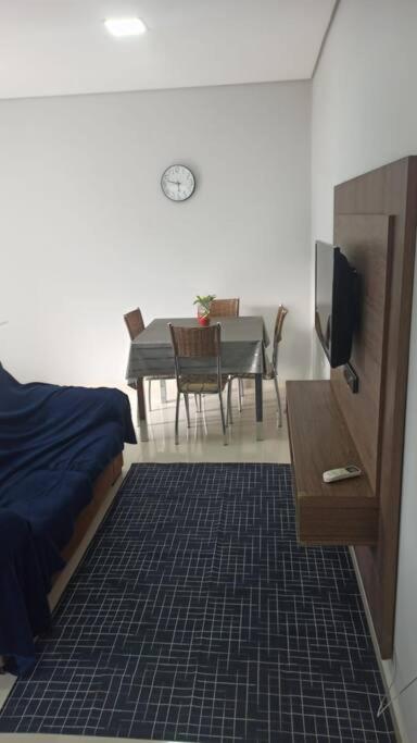 1 dormitorio con mesa y comedor en Agradável apartamento perto da praia, en Florianópolis