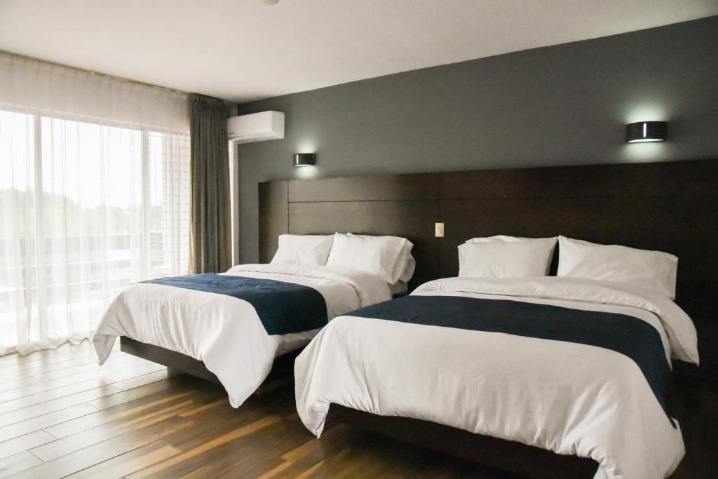 Postel nebo postele na pokoji v ubytování Hotel Expo Plaza Business and Family Guadalajara