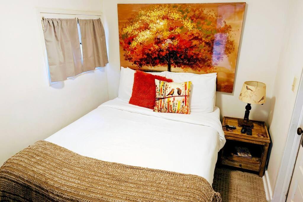 Säng eller sängar i ett rum på The Nest Cottage with Hot Tub in Downtown Manitou Springs