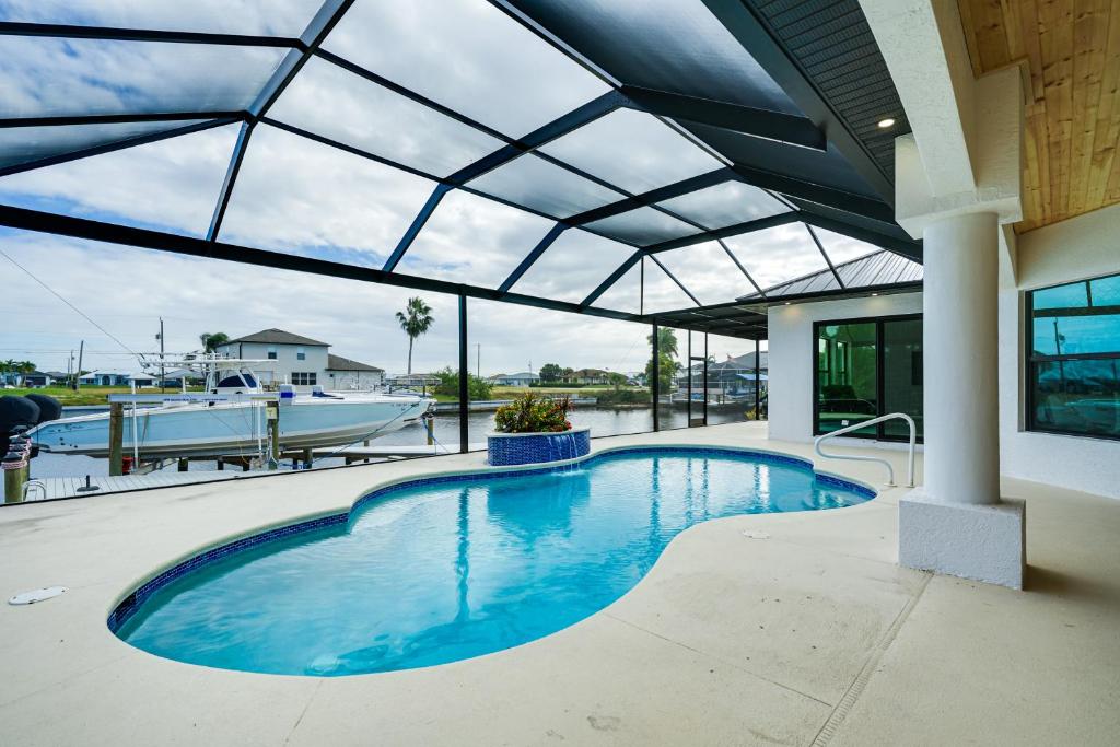 uma piscina interior com tecto de vidro em Waterfront Cape Coral Home with Pool and Boat Dock! em Cape Coral