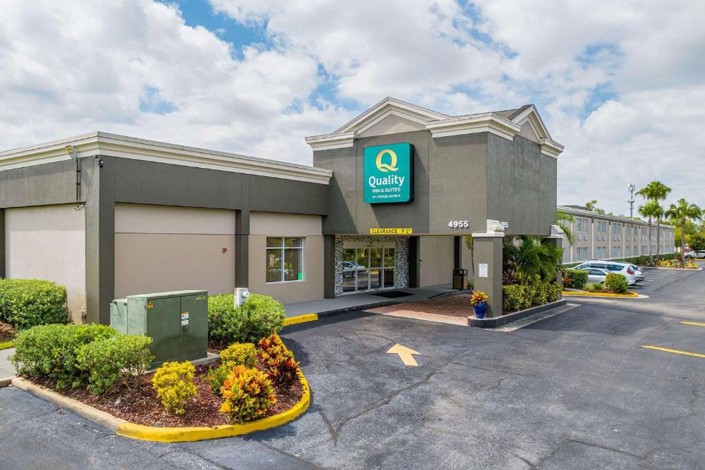 a store front of a car dealership at Quality Inn & Suites Near Fairgrounds Ybor City in Tampa