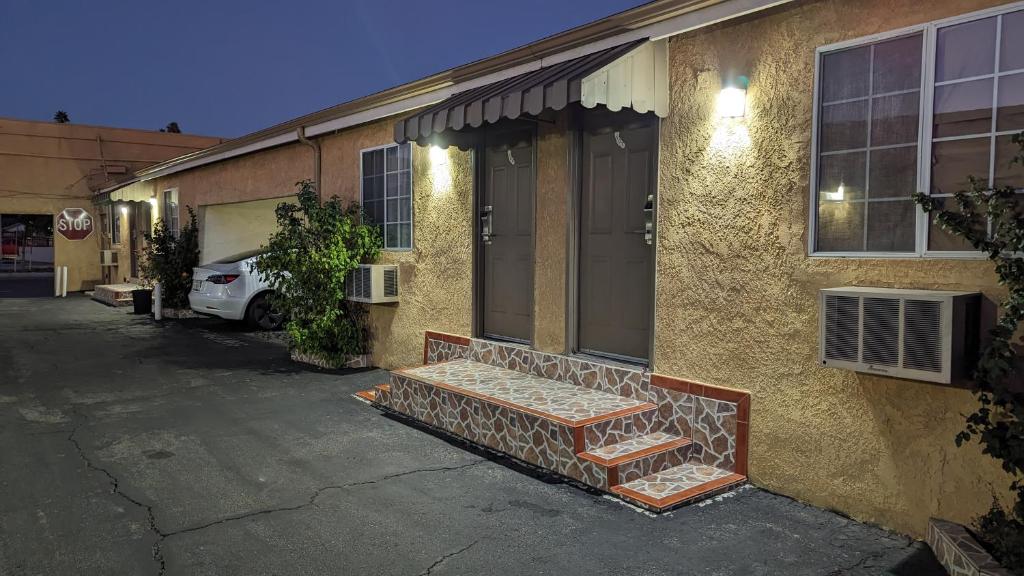 a building with a bench in front of a building at Airport Motel - Inglewood in Inglewood