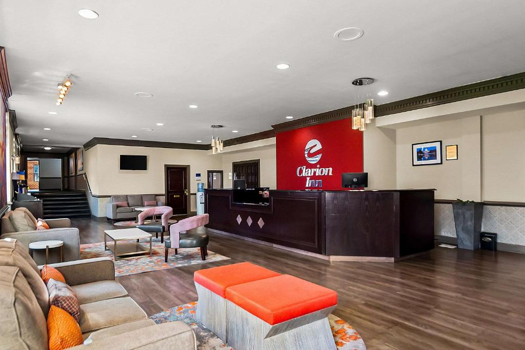 Posezení v ubytování Clarion Inn Falls Church-Arlington