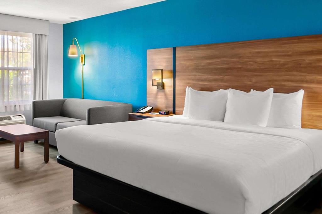 Postel nebo postele na pokoji v ubytování Clarion Inn Falls Church-Arlington