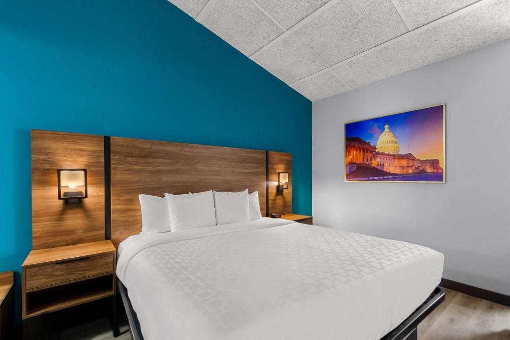 Postel nebo postele na pokoji v ubytování Clarion Inn Falls Church-Arlington