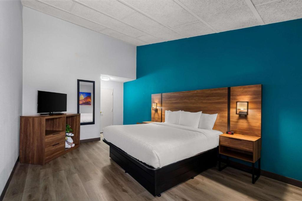 Postel nebo postele na pokoji v ubytování Clarion Inn Falls Church-Arlington