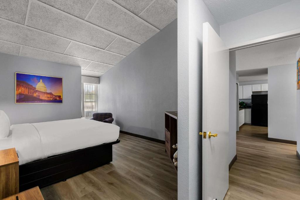 Postel nebo postele na pokoji v ubytování Clarion Inn Falls Church-Arlington