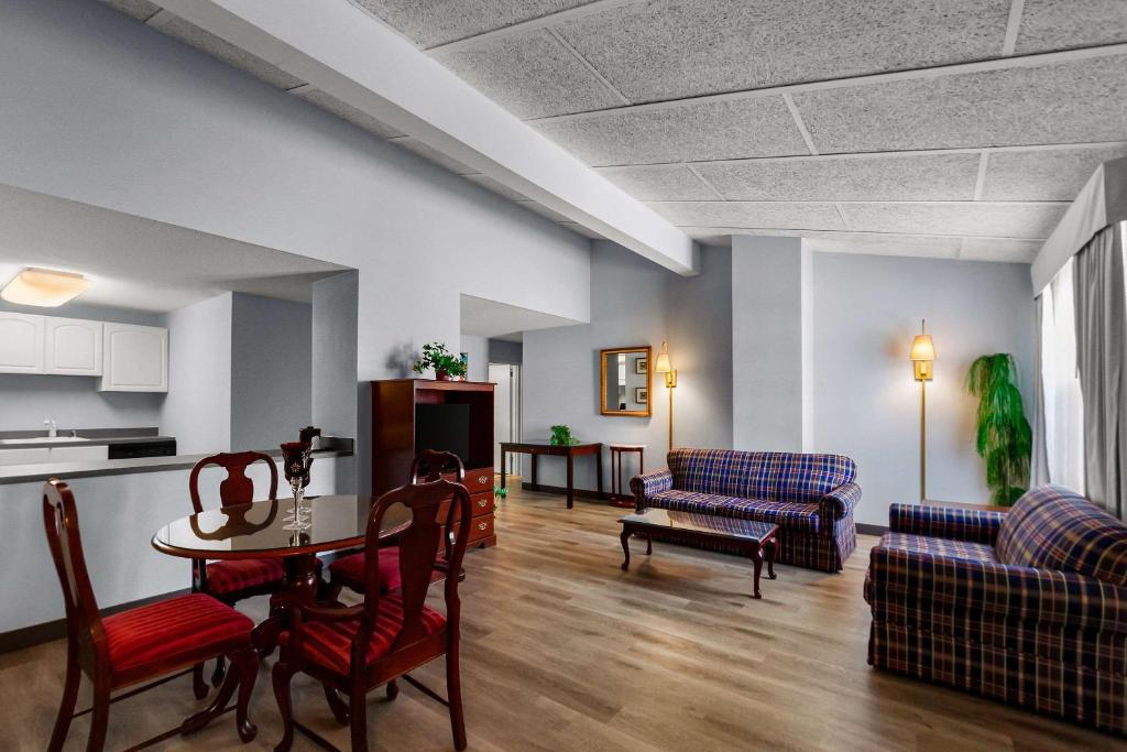 Posezení v ubytování Clarion Inn Falls Church-Arlington